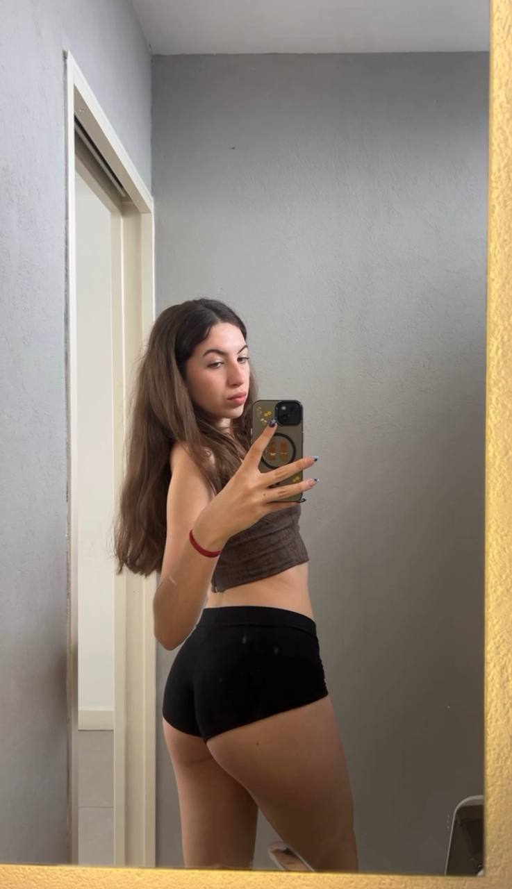 Amber in her underwear in Pindu