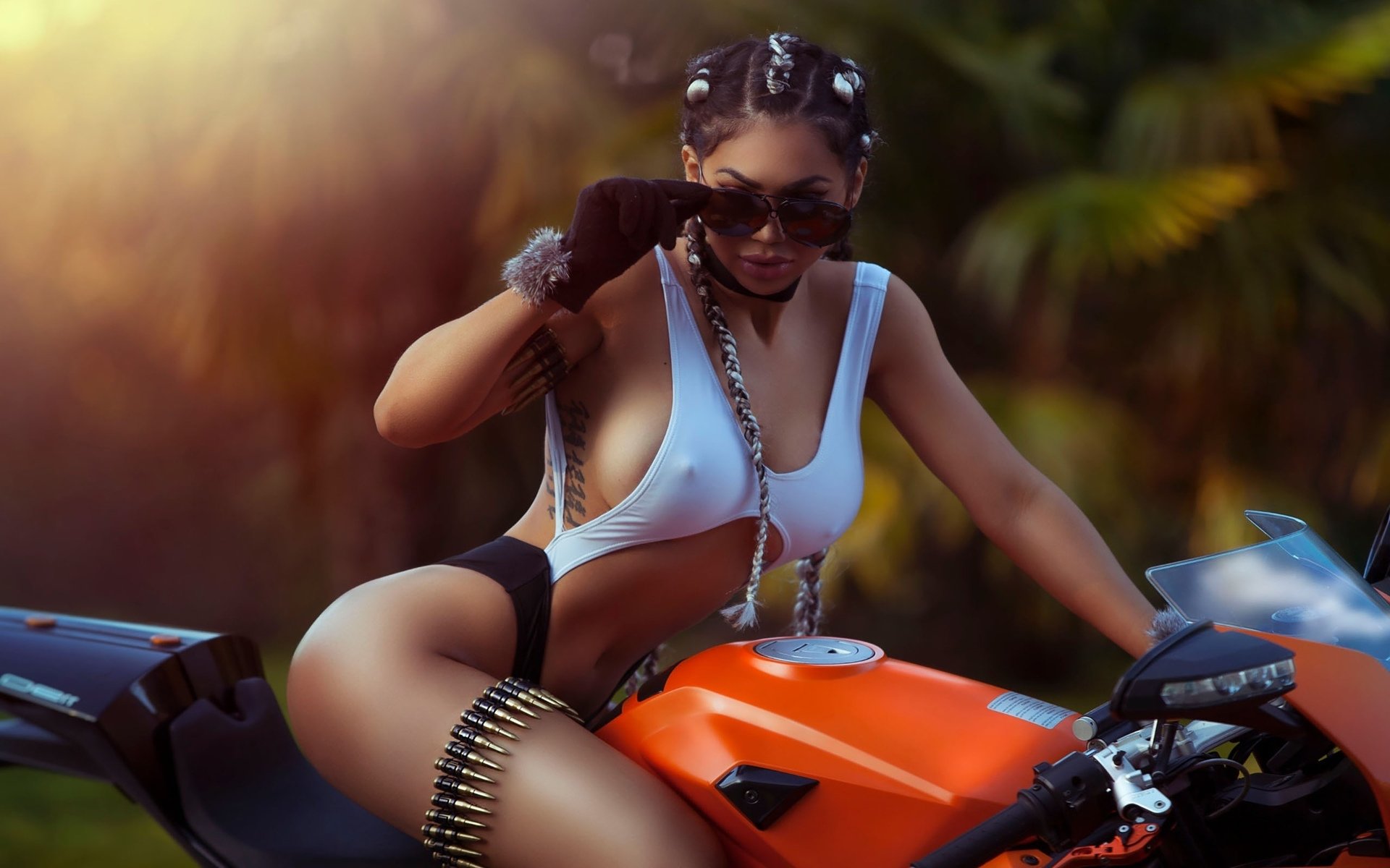 Girls with tattoos and motorcycles in Pindu
