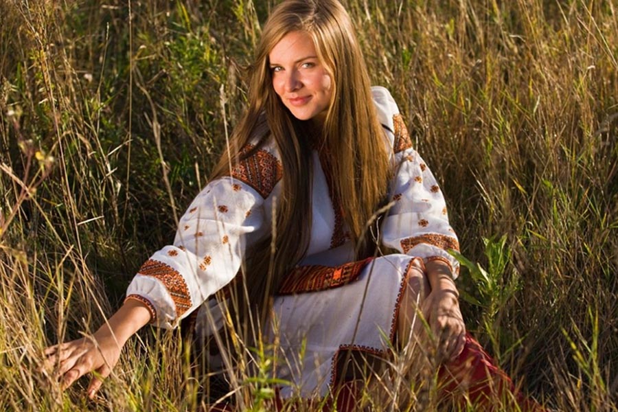 Model Women in Slavic costumes in Pindu