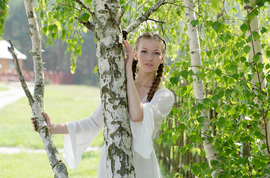 Women in Slavic costumes in Pindu