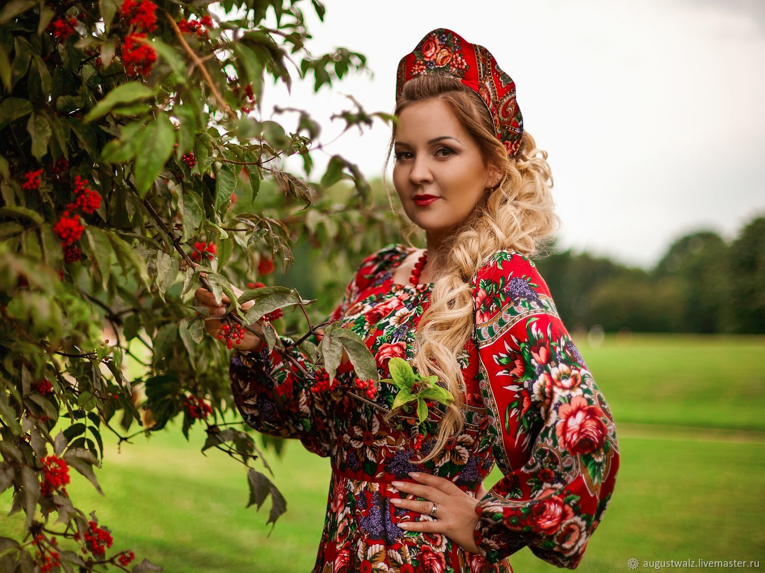 Women in Slavic costumes in Pindu