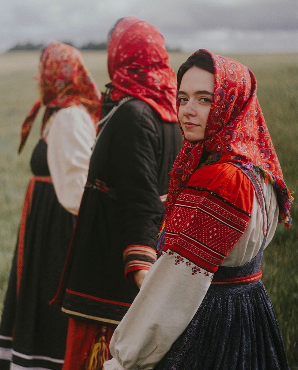Women in Slavic costumes in Pindu