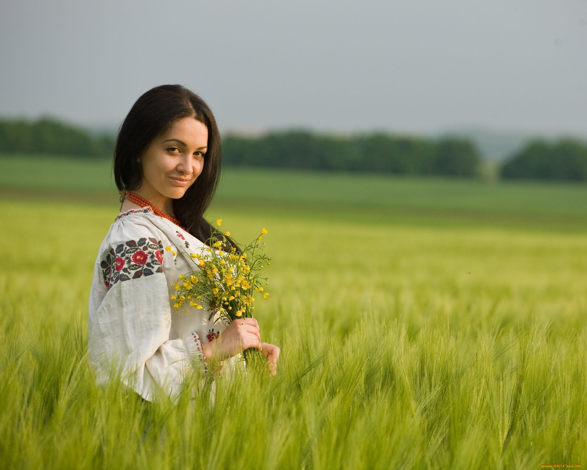 Women in Slavic costumes in Pindu