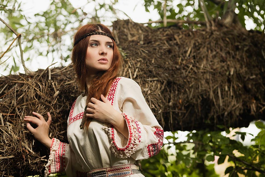 Women in Slavic costumes in Pindu