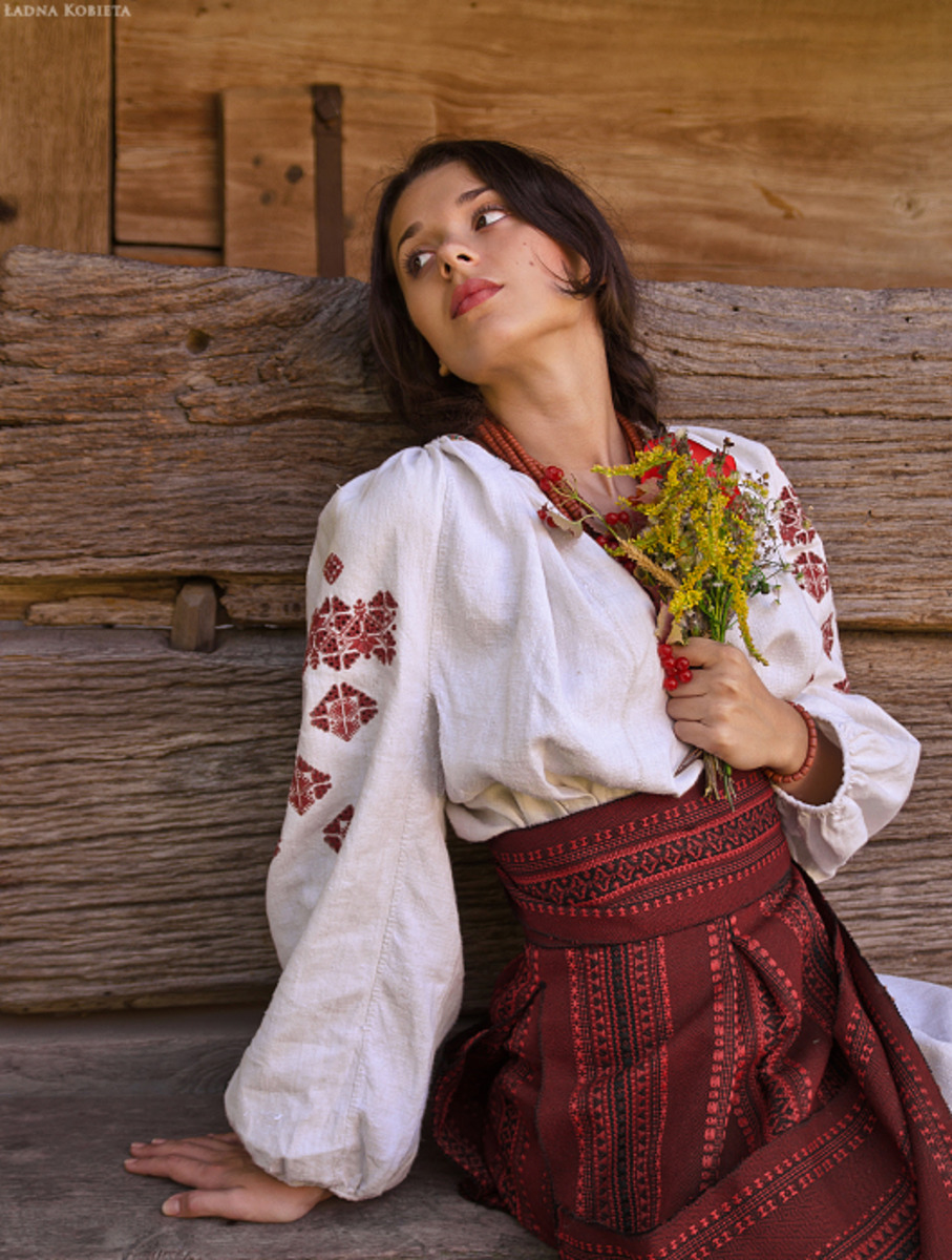 Girls in Slavic costumes in Pindu