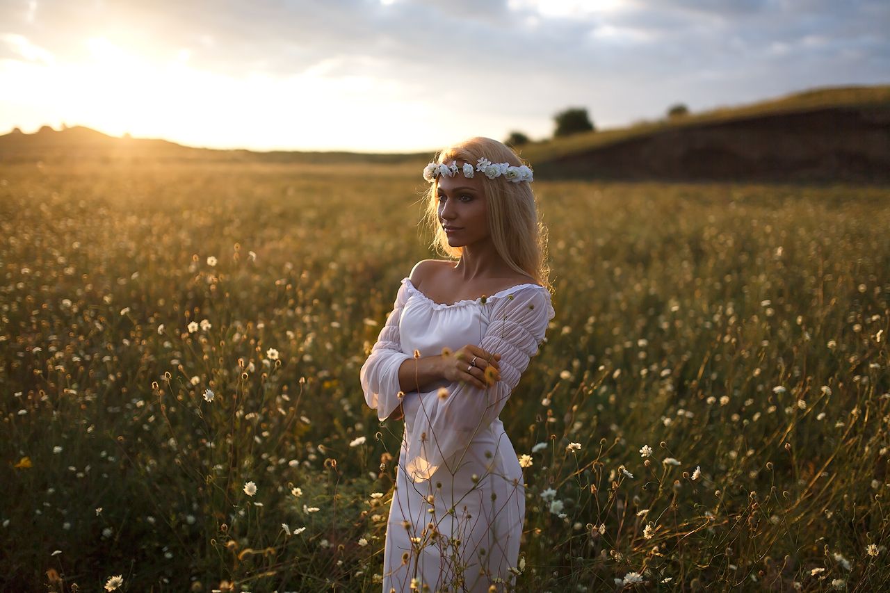Girls in Slavic costumes in Pindu