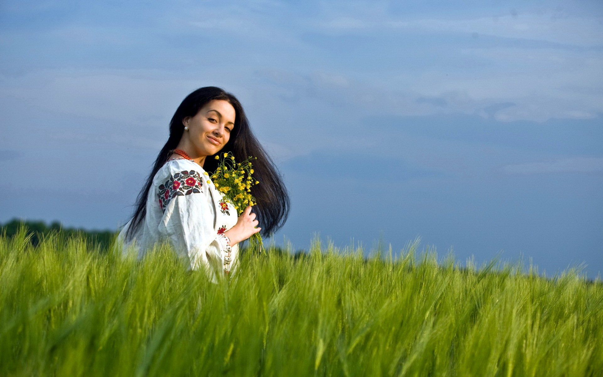 Girls in Slavic costumes in Pindu