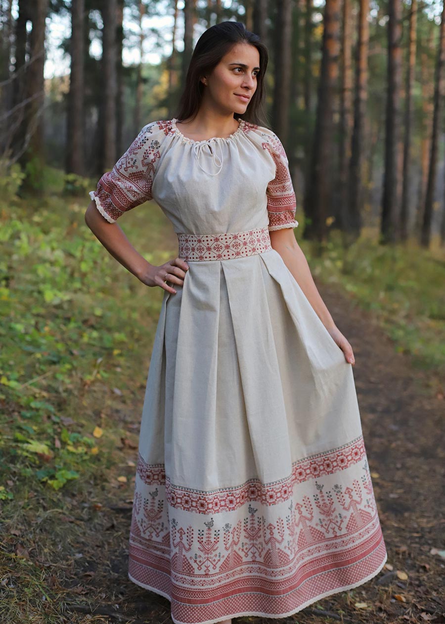 Girls in Slavic costumes in Pindu