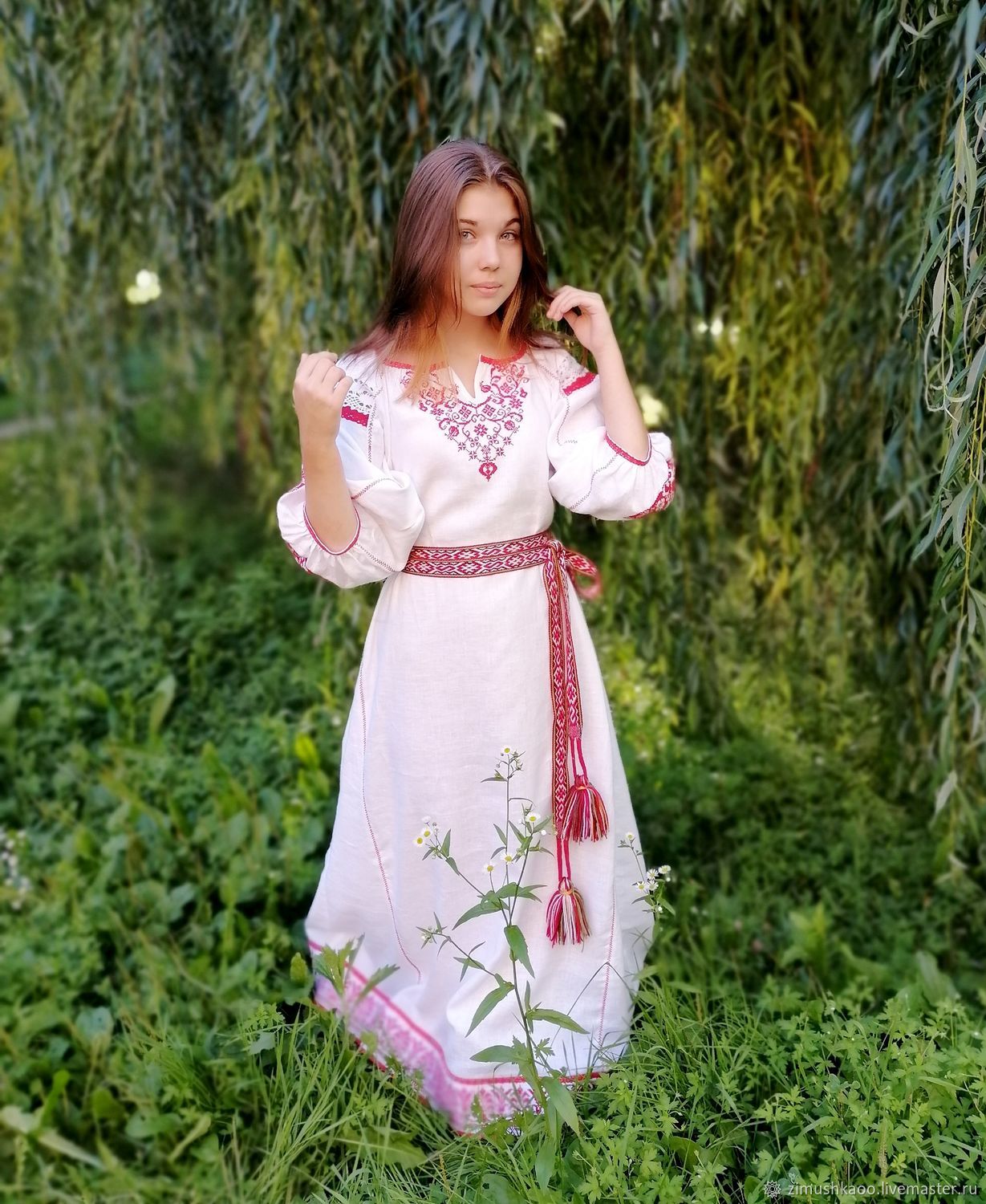 Girl Girls in Slavic costumes in Pindu